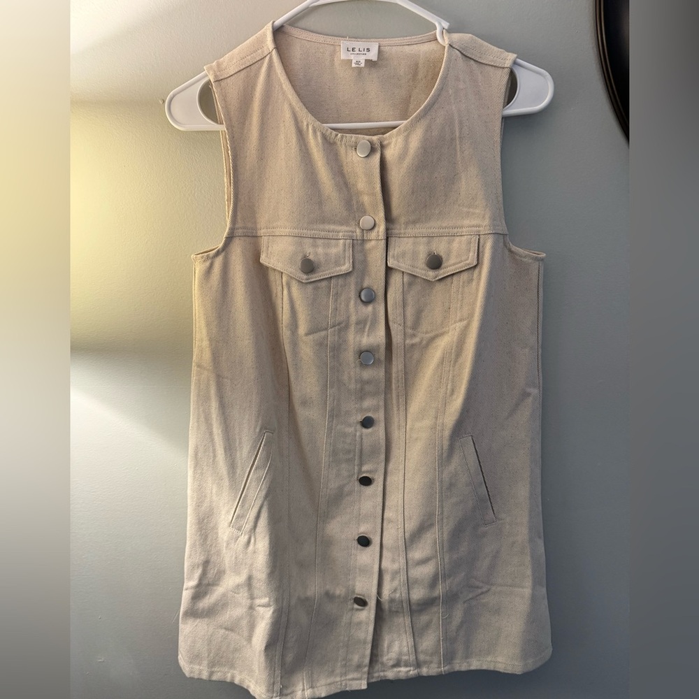 Le Lis Cream Sleeveless Dress